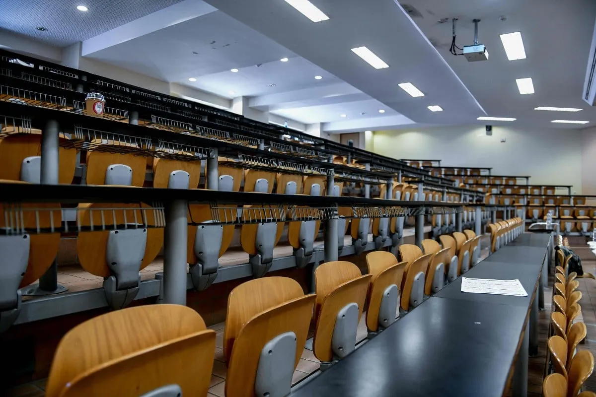 Φοιτητής συμπληρώνει ηλεκτρονική αίτηση εγγραφής στο πανεπιστήμιο
