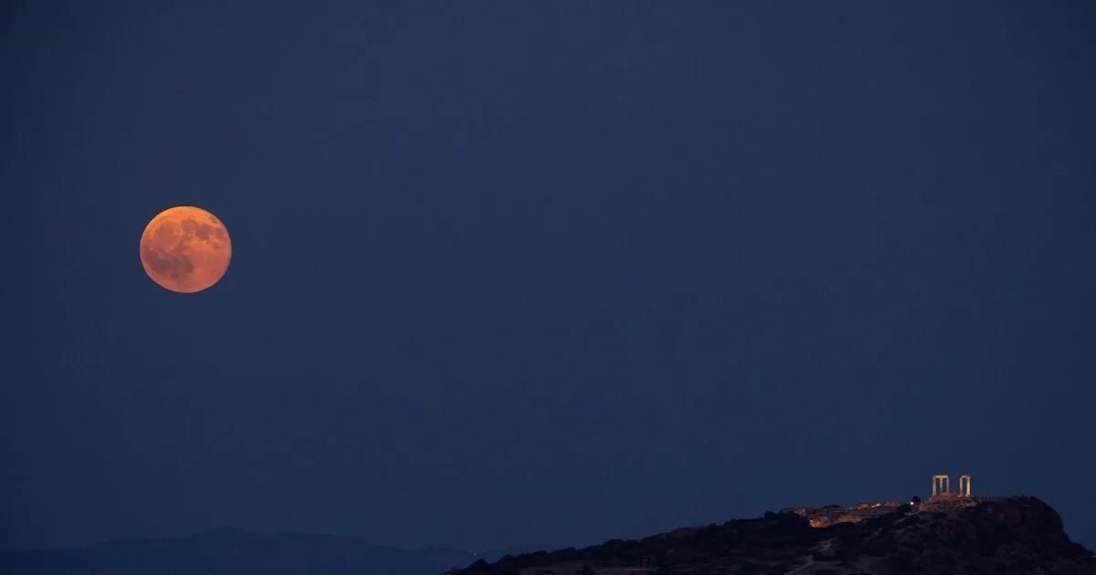 Πανσέληνος Αυγούστου πάνω από τον Ναό του Ποσειδώνα στο Σούνιο