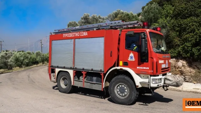 Πυροσβεστικά οχήματα σε πυρκαγιά στο Σπαθοβούνι Κορινθίας
