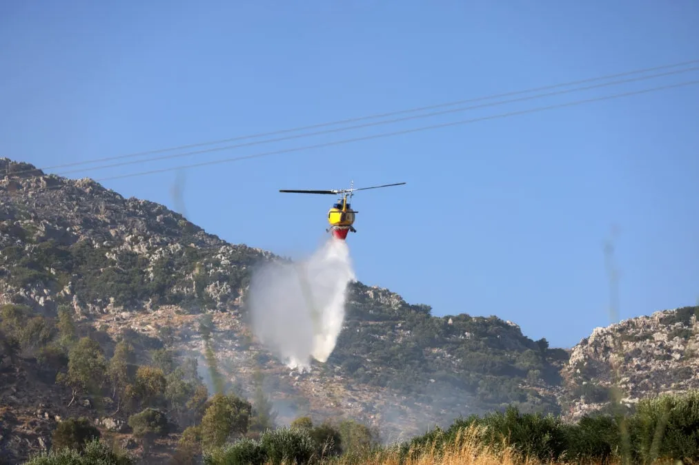 Πυροσβεστικό ελικόπτερο επιχειρεί σε φωτιά στον Κουβαρά Αττικής