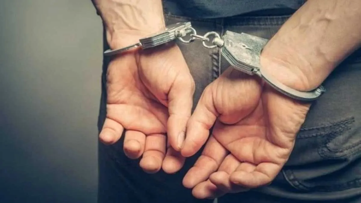 Αστυνομικός συλλαμβάνει ύποπτο για τηλεφωνικές απάτες