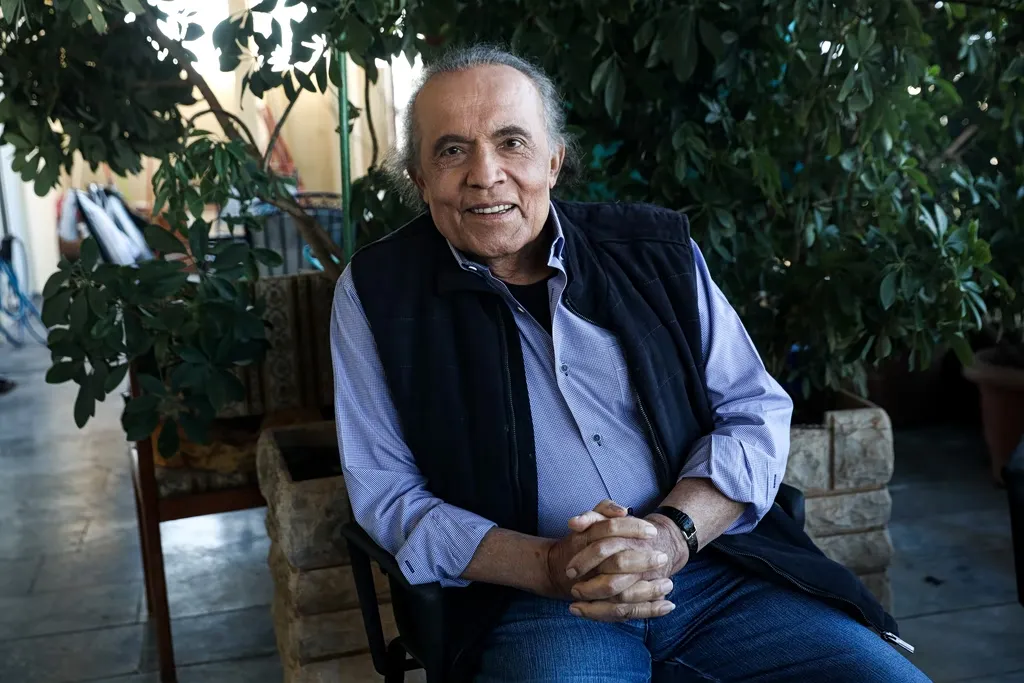 Ο Λάκης Χαλκιάς σε παλιά φωτογραφία με μουσικό όργανο