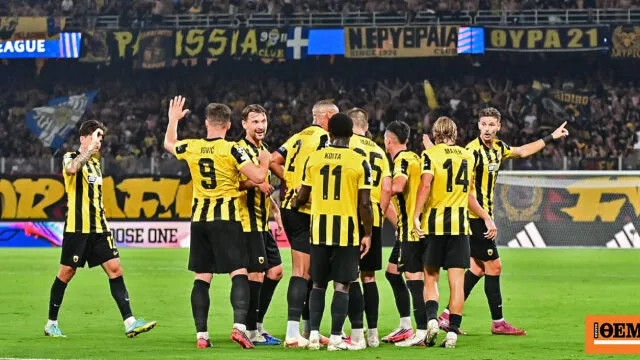 Παίκτες της ΑΕΚ πανηγυρίζουν πρόκριση στο Champions League