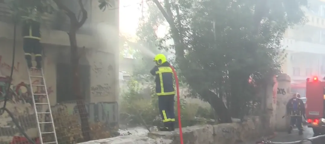 Πυροσβέστες επιχειρούν σε φωτιά στη Μελενίκου Θεσσαλονίκη