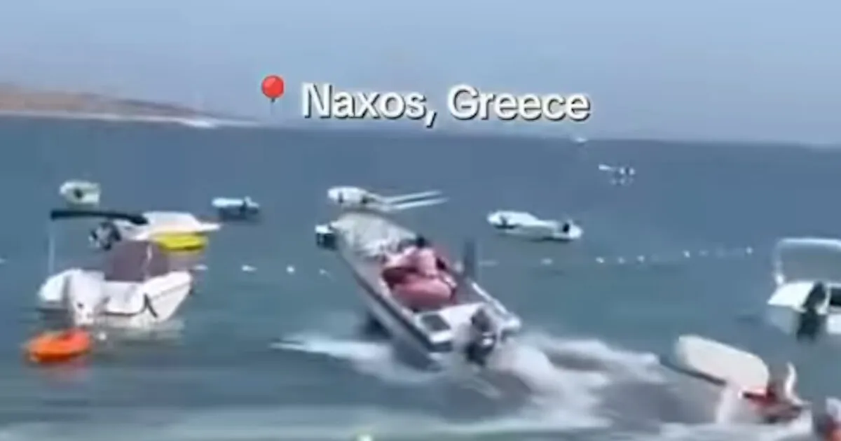 Ανεξέλεγκτο σκάφος πάνω σε δύο δεμένα πλοιάρια στη Νάξο