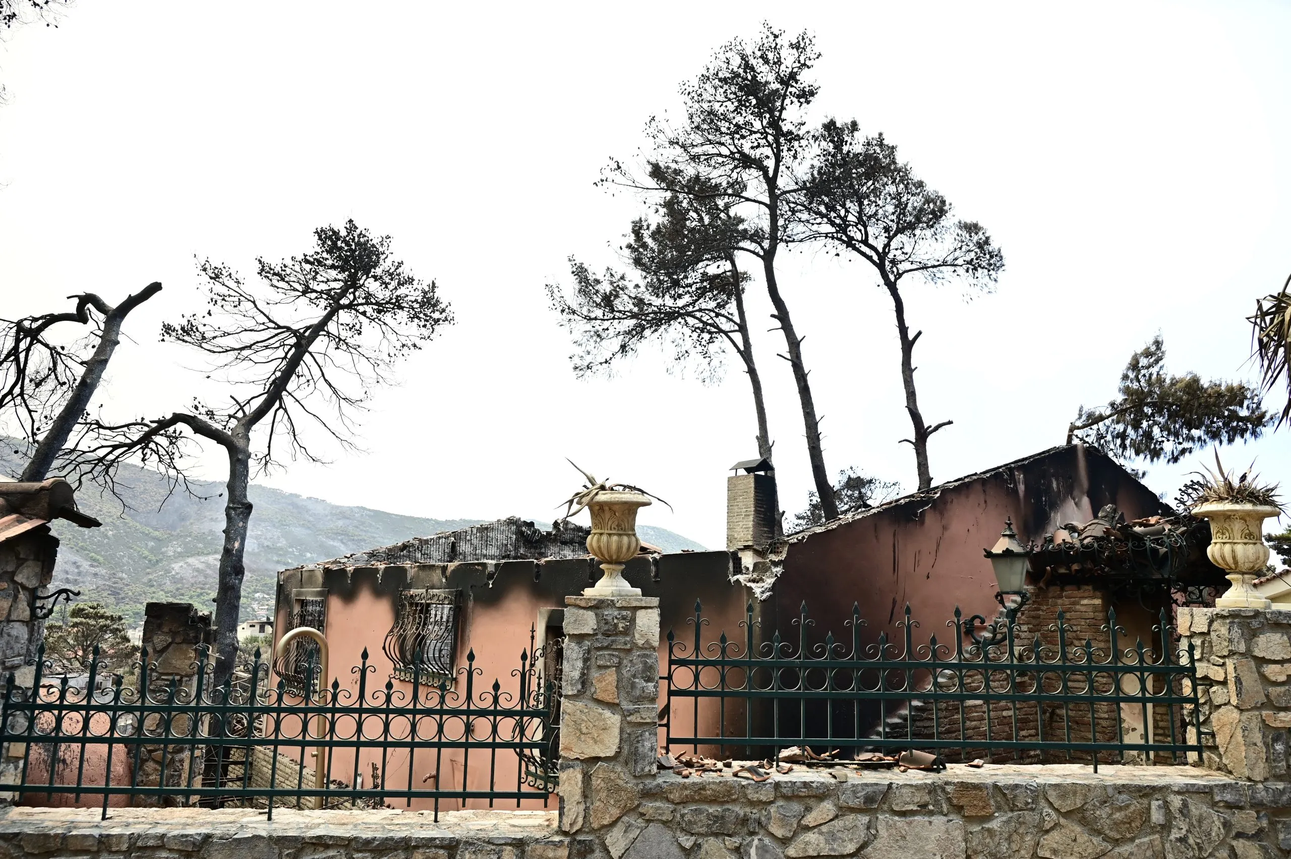 Καμένη έκταση στη Δυτική Αττική μετά την πυρκαγιά