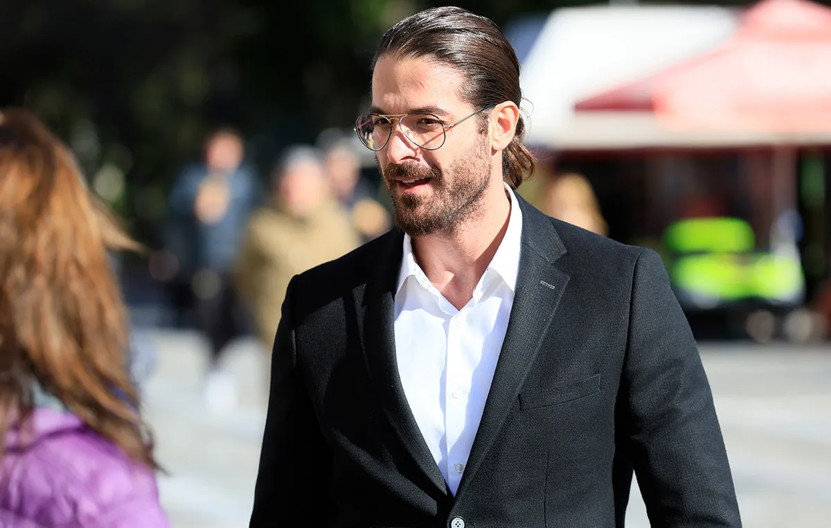Ο Άρης Μουγκοπέτρος έξω από τα δικαστήρια της Ευελπίδων