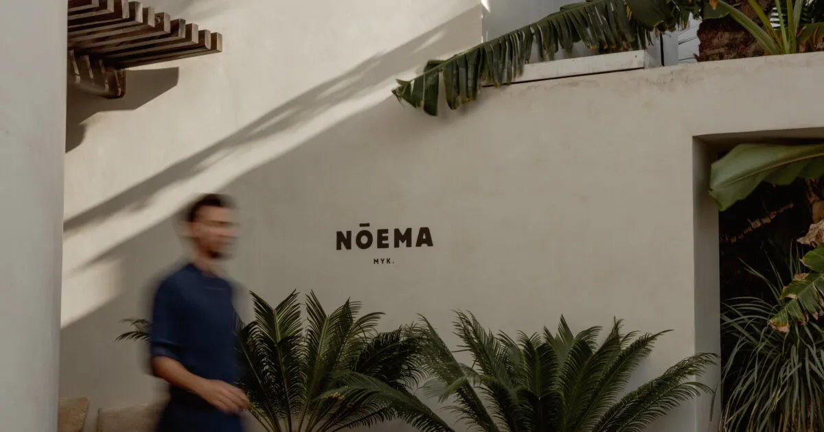 Κόσμος στα Ματογιάννια της Μυκόνου το καλοκαίρι