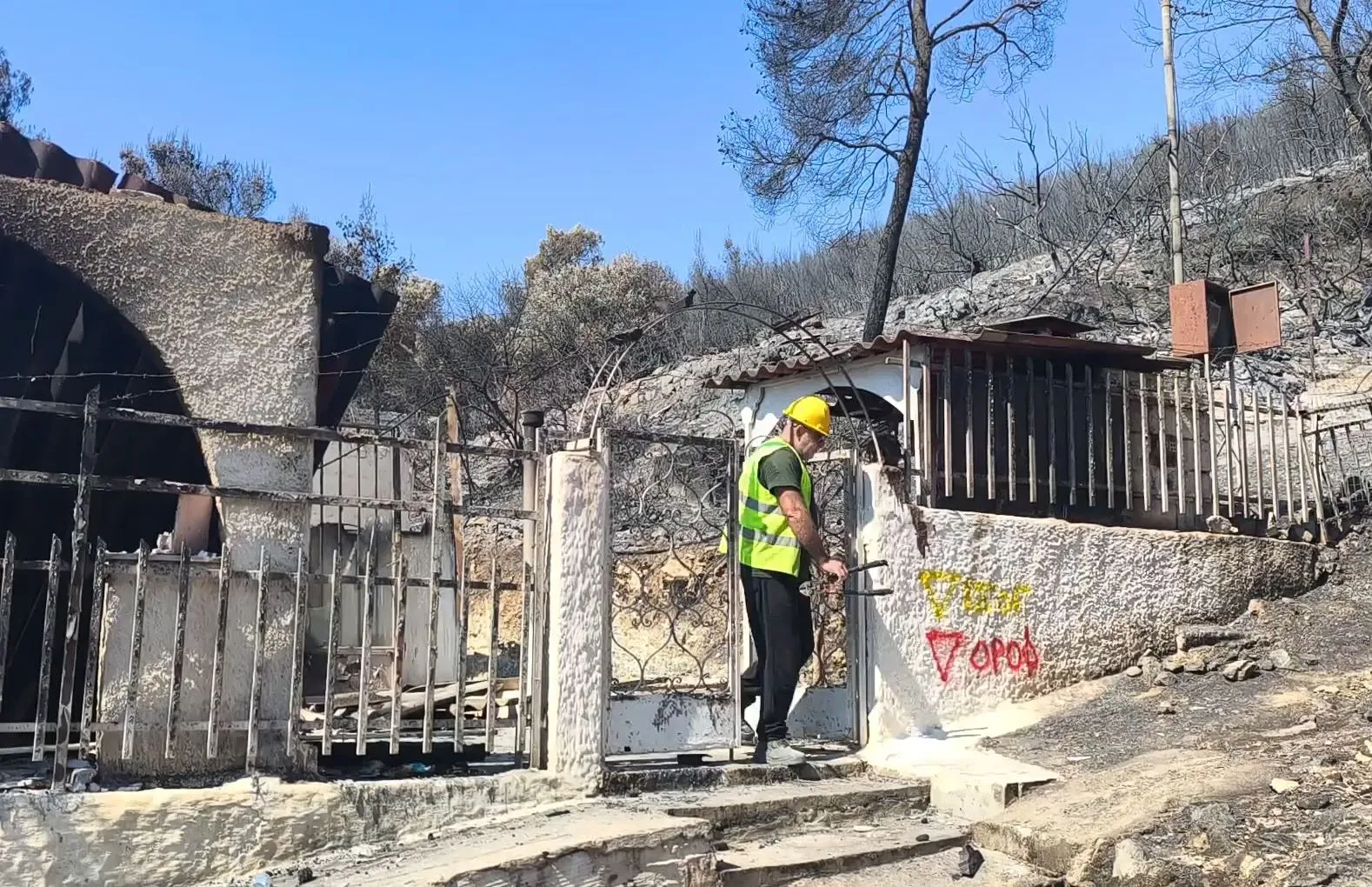 Μηχανικοί πραγματοποιούν αυτοψίες σε πληγέντα κτίρια στη Σαλαμίνα