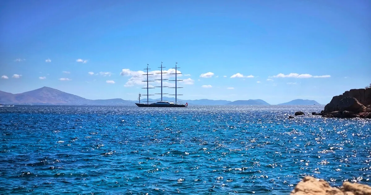 Ιστιοπλοϊκό σκάφος στη θάλασσα ανοιχτά της Πύλου