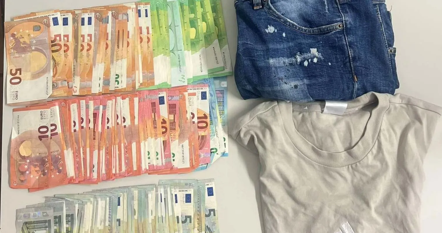 Αστυνομικοί συλλαμβάνουν διαρρήκτη στη Σαντορίνη
