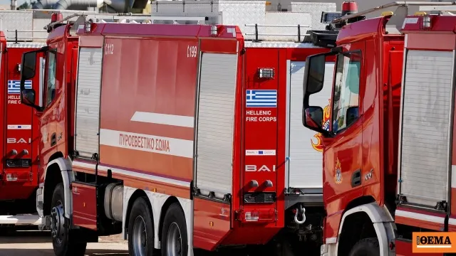 Πυροσβέστες επιχειρούν σε φωτιά πάρκινγκ πολυκατοικίας Ψυχικό