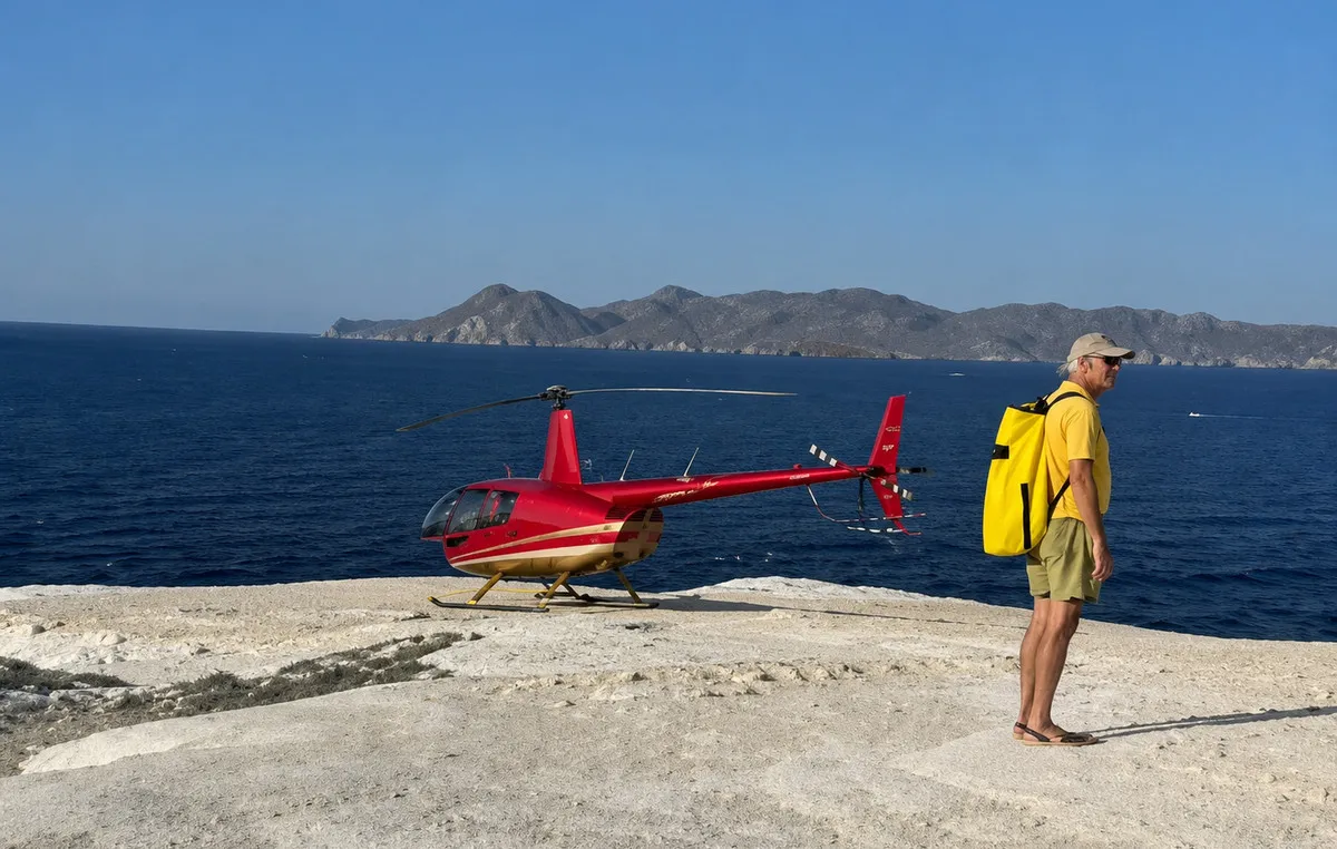 Ελικόπτερο προσγειωμένο στην παραλία Σαρακήνικο Μήλου