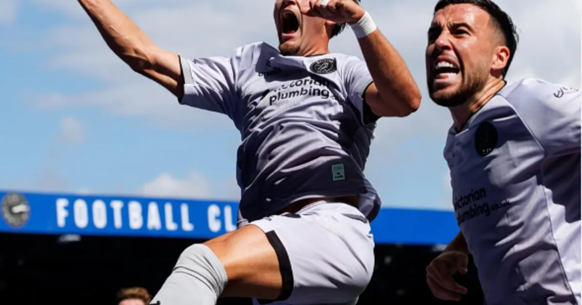 Ο Τζολάκης με τη φανέλα της Χαλ Σίτι στην Premier League