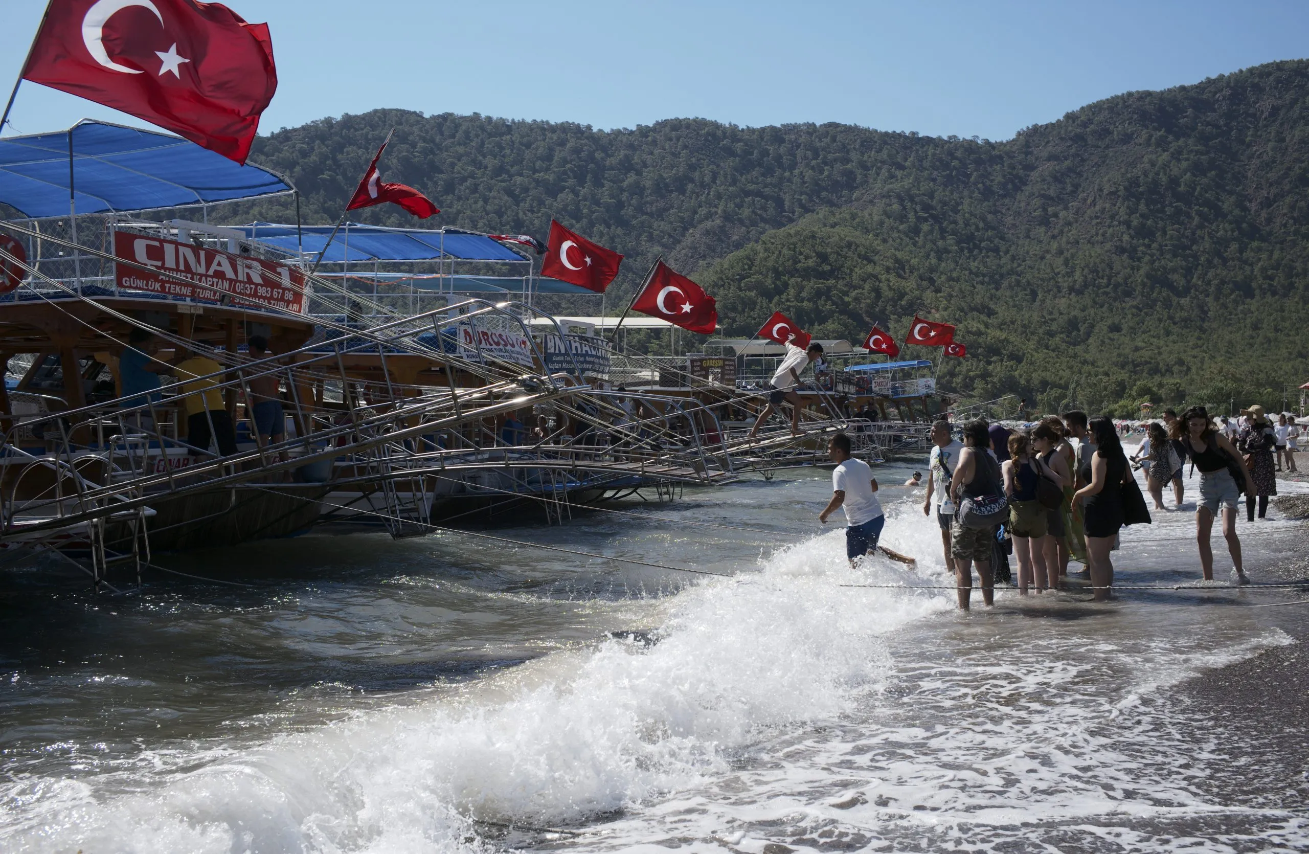 Τουριστικό σκάφος τυλιγμένο στις φλόγες στη Φέτιγιε της Τουρκίας