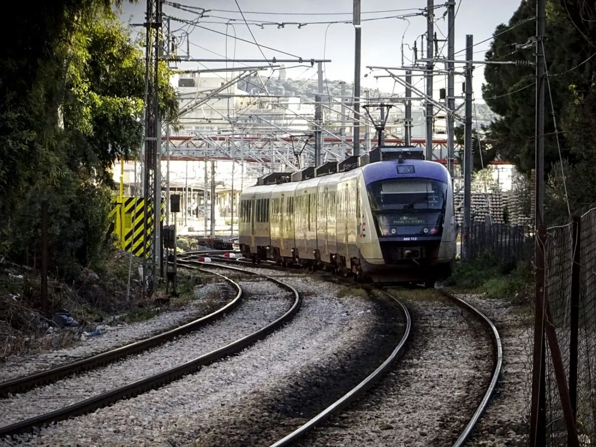 Τρένο του Προαστιακού στη σιδηροδρομική γραμμή στα Μέγαρα