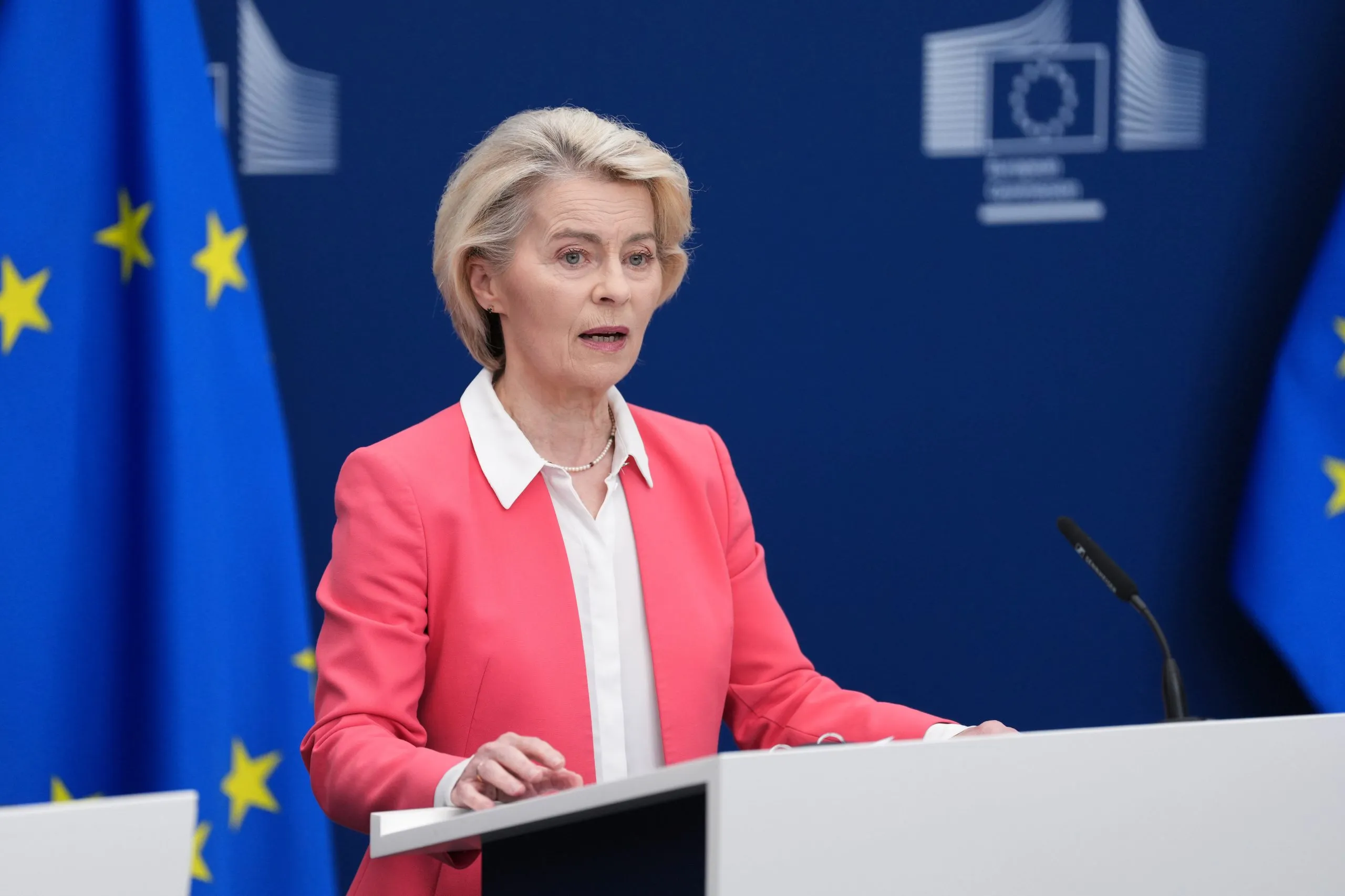 Πυροσβεστικά ελικόπτερα επιχειρούν σε πυρκαγιά στην Ψάθα