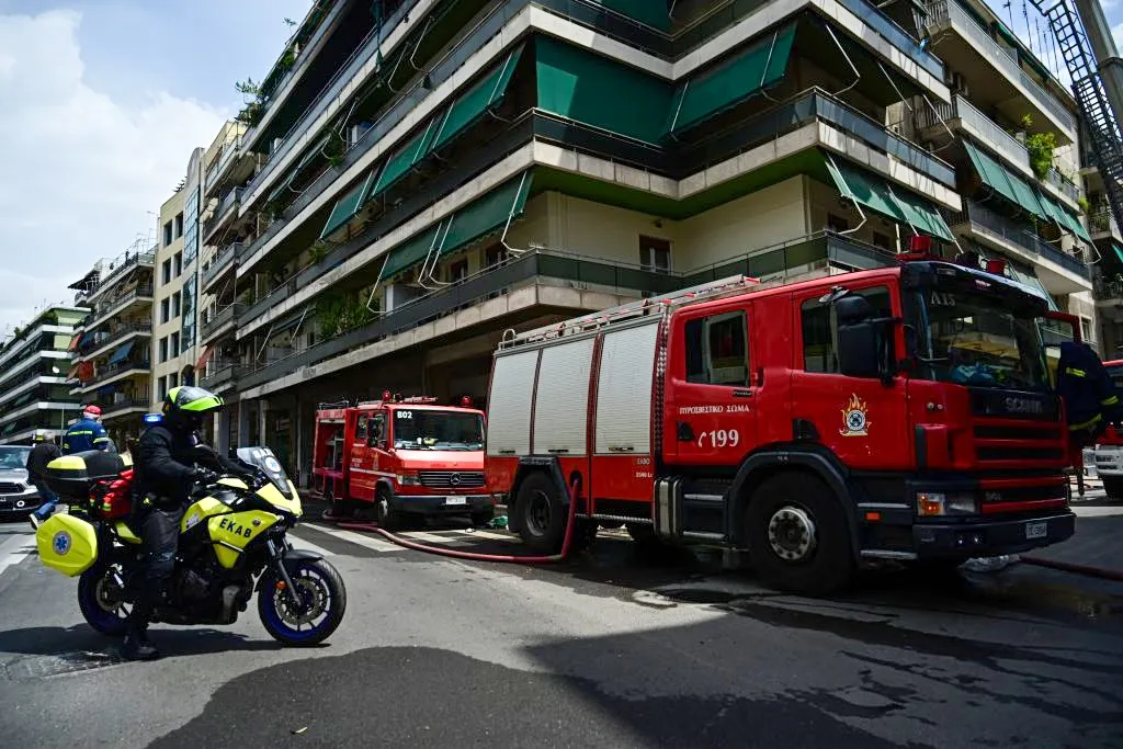 Πυροσβέστες κατασβήνουν φωτιά σε κτίριο στο Μοσχάτο