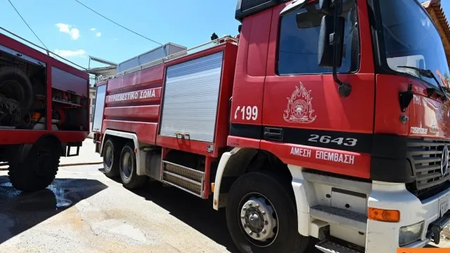 Πυροσβέστες κατασβήνουν φωτιά στην Εγνατία Οδό Ημαθία