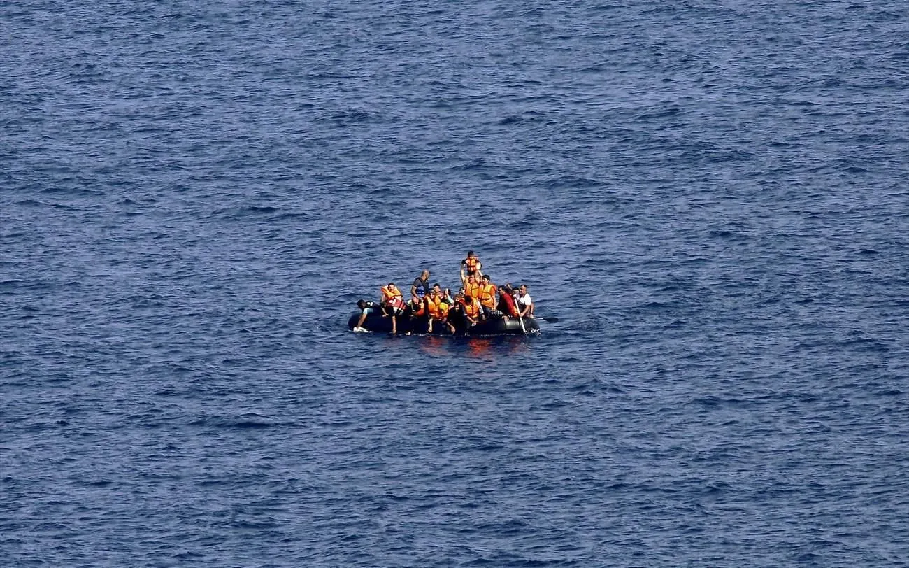Πλοίο μεταφέρει μετανάστες από την Κρήτη προς νησιά