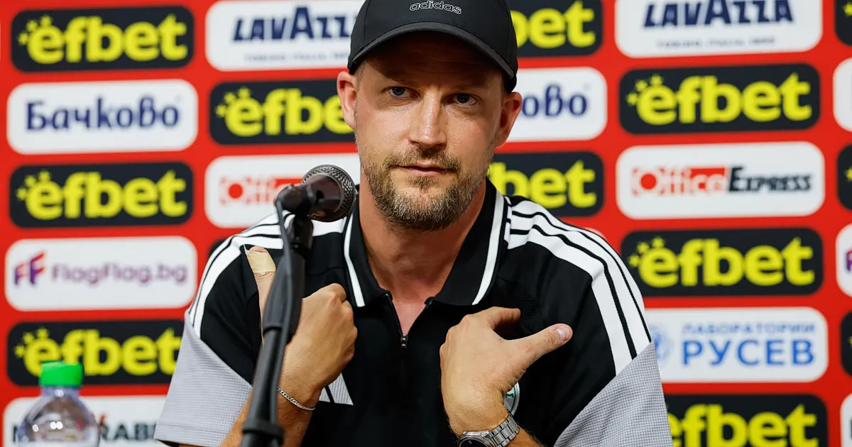 Ο Νίστρουπ στη συνέντευξη Τύπου πριν την ΤΣΣΚΑ 1948