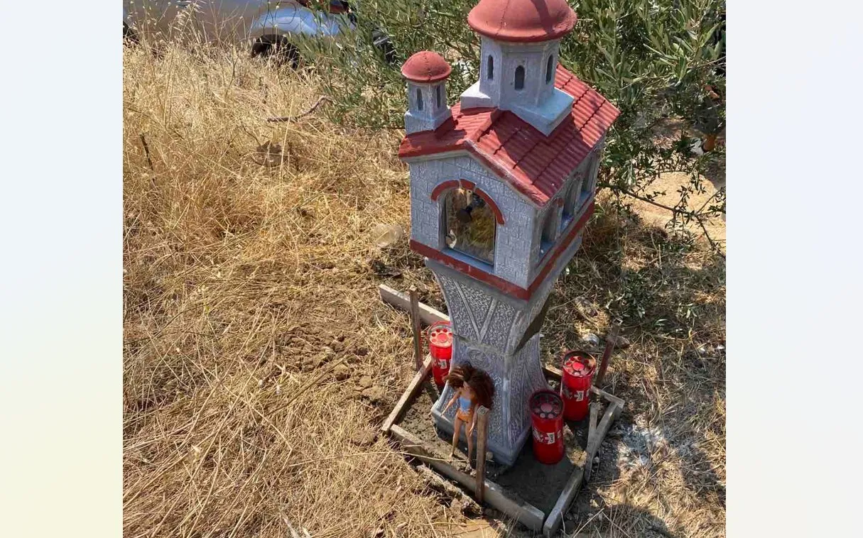 Εκκλησάκι στο σημείο του τροχαίου δυστυχήματος στη Χαλκιδική