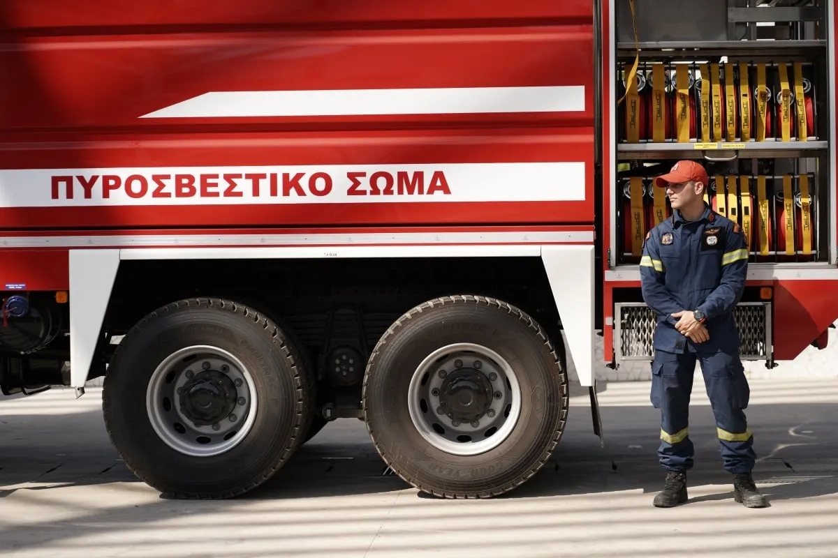 Πυροσβεστικό αεροσκάφος επιχειρεί σε δασική φωτιά