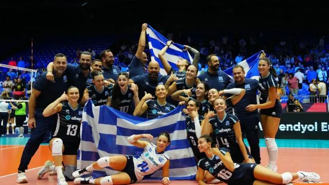 Παίκτριες της Εθνικής βόλεϊ γυναικών πανηγυρίζουν τη νίκη