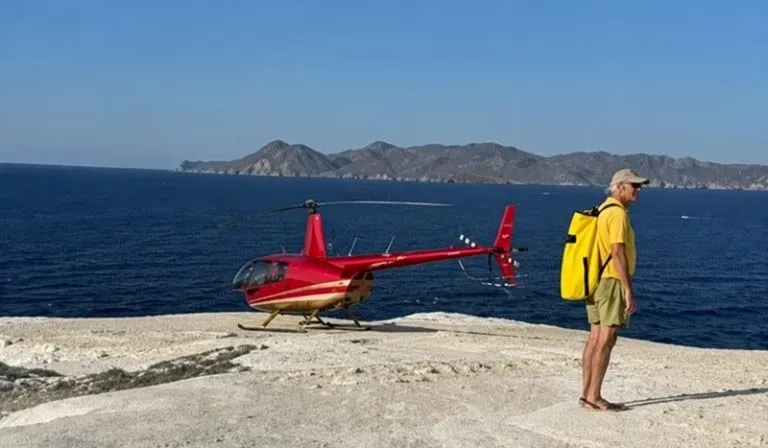 Ελικόπτερο προσγειωμένο στην παραλία Σαρακήνικο Μήλου
