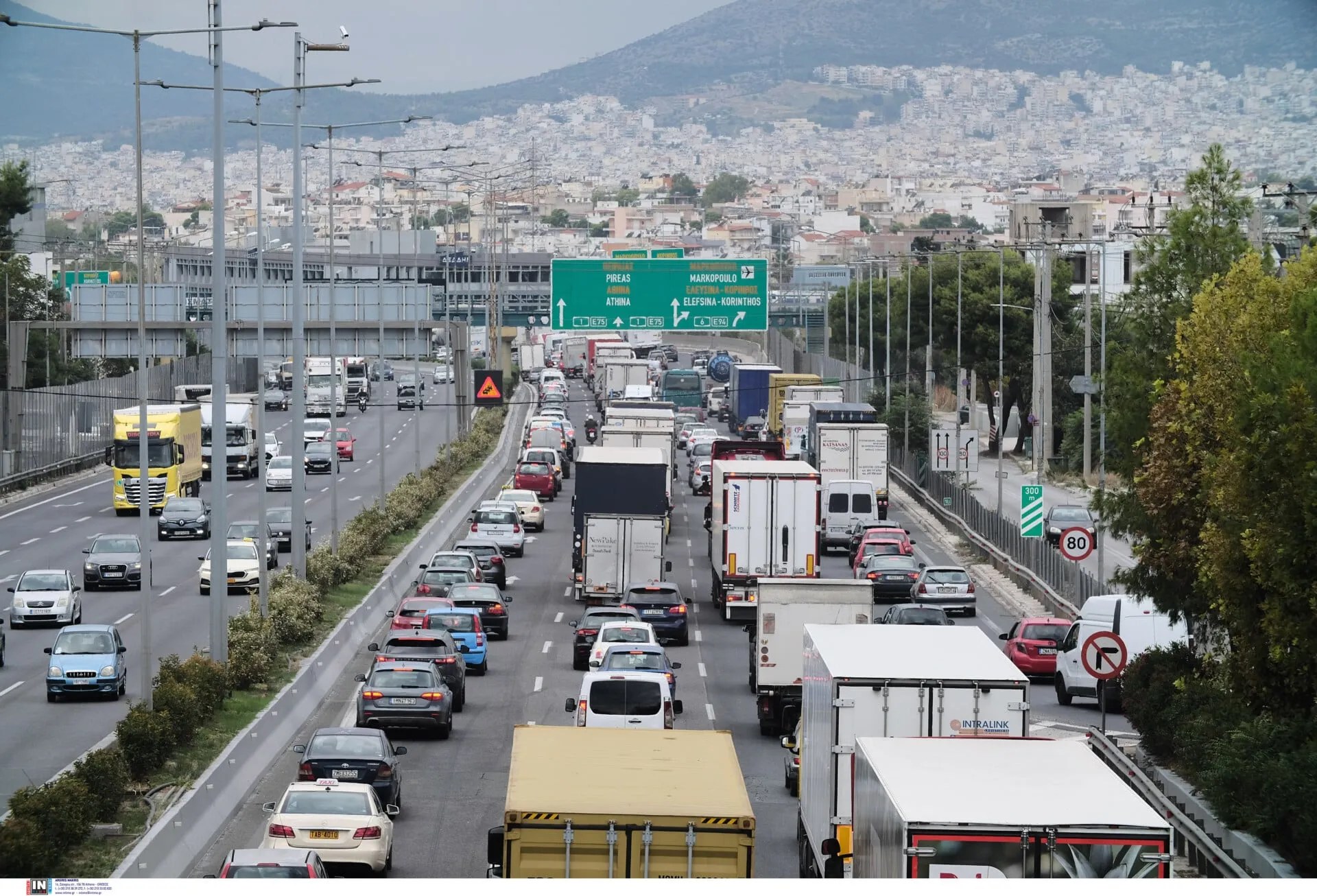 Καιόμενο φορτηγό μετά από τροχαίο στην Αθηνών-Λαμίας