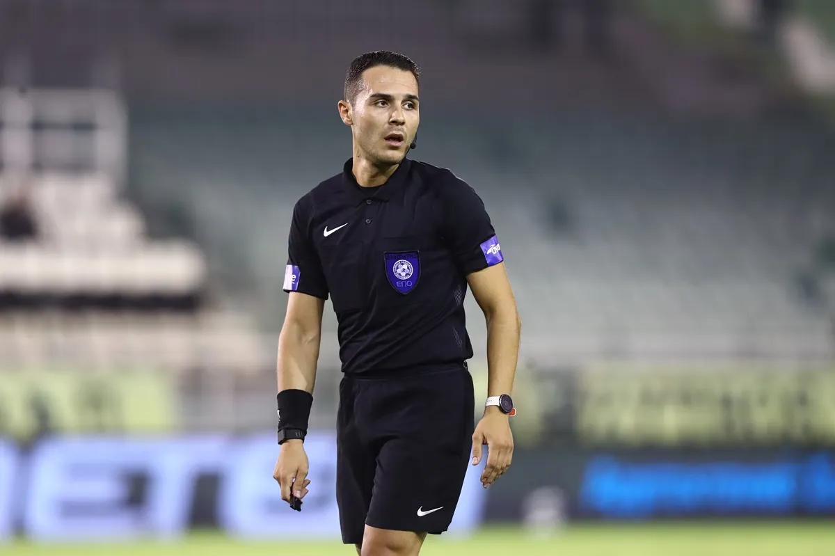 Διαιτητής Super League με σφυρίχτρα σε γήπεδο