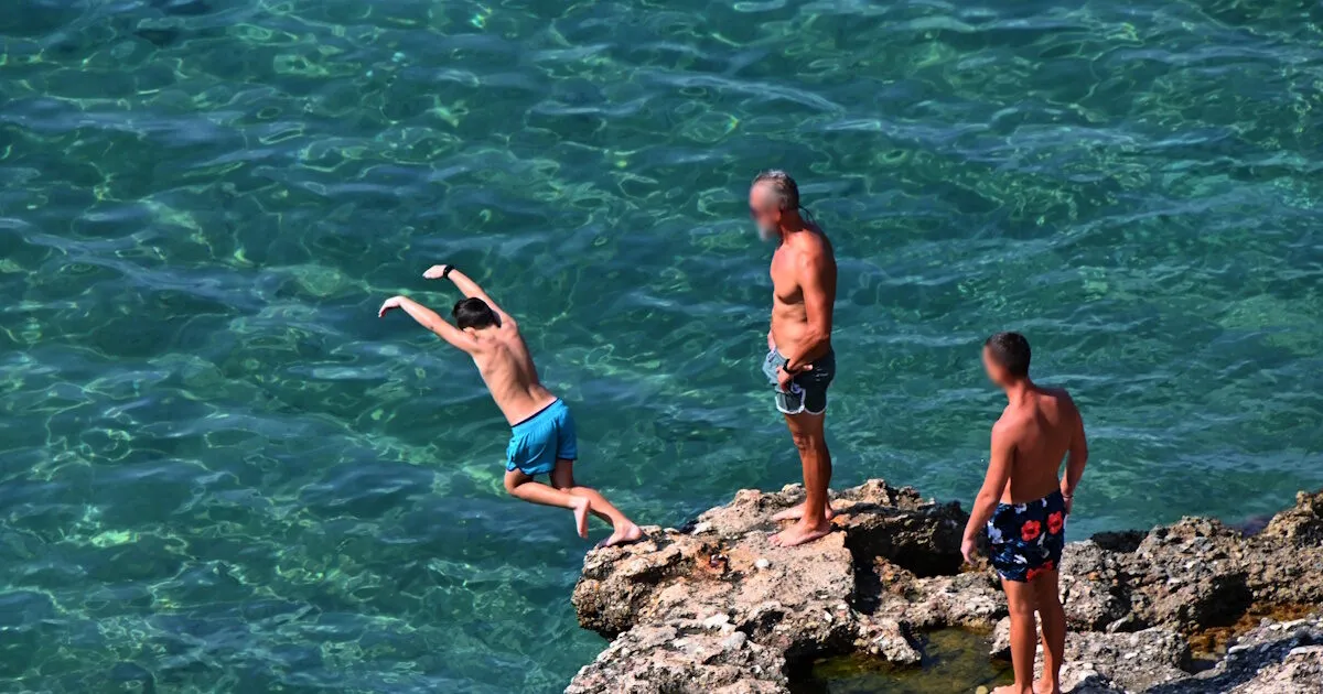 Παραλία με βράχια στη Σύρο, ναυαγοσωστικός πύργος
