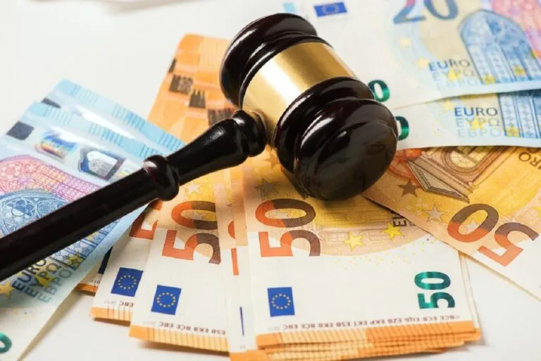 Έγγραφα ρύθμισης οφειλών και αριθμοί σε οθόνη υπολογιστή