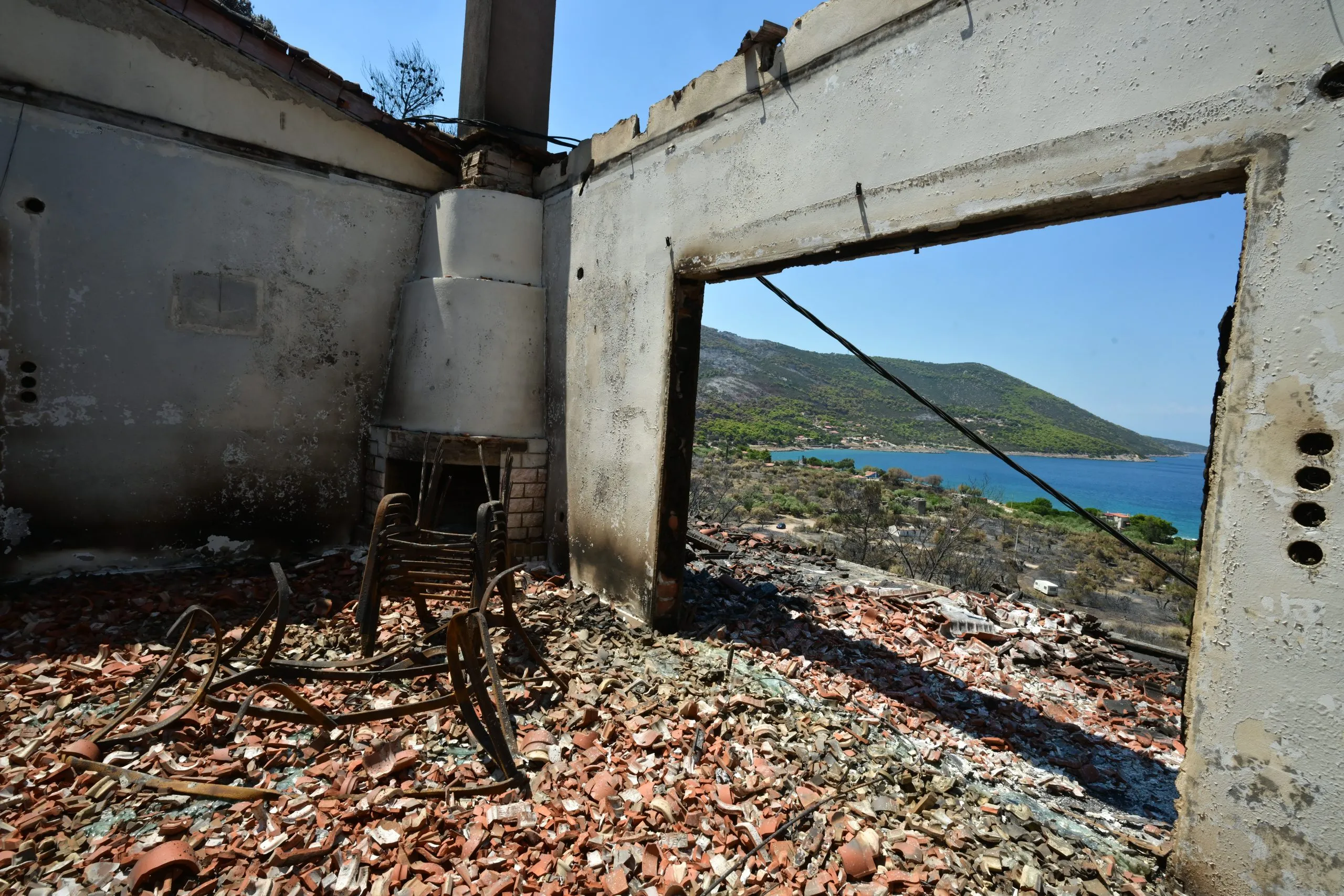 Καμένη περιοχή μετά τις πυρκαγιές στην Ελλάδα το 2026