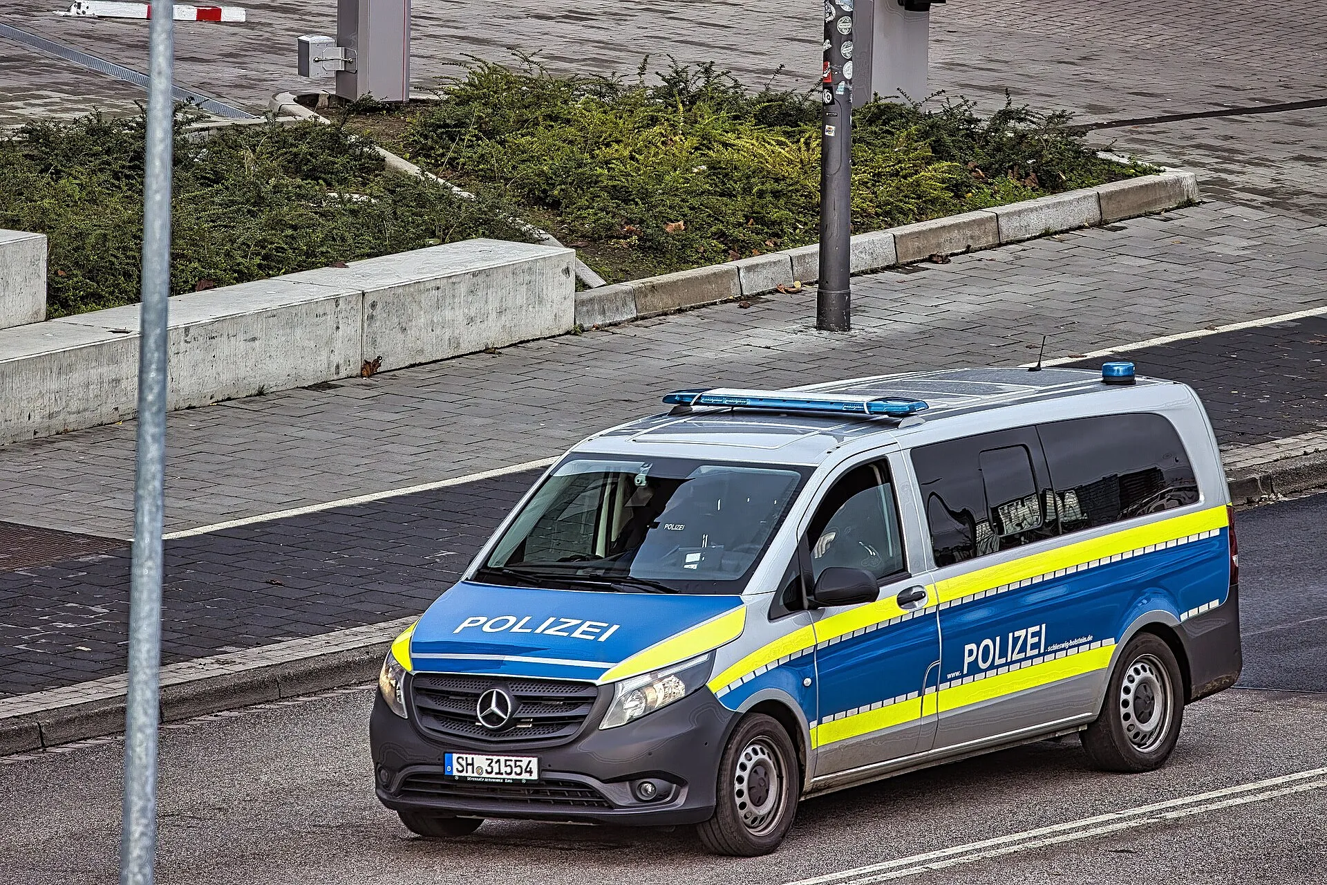 Αστυνομικοί ερευνούν τον τόπο της ένοπλης επίθεσης στο Ααράου