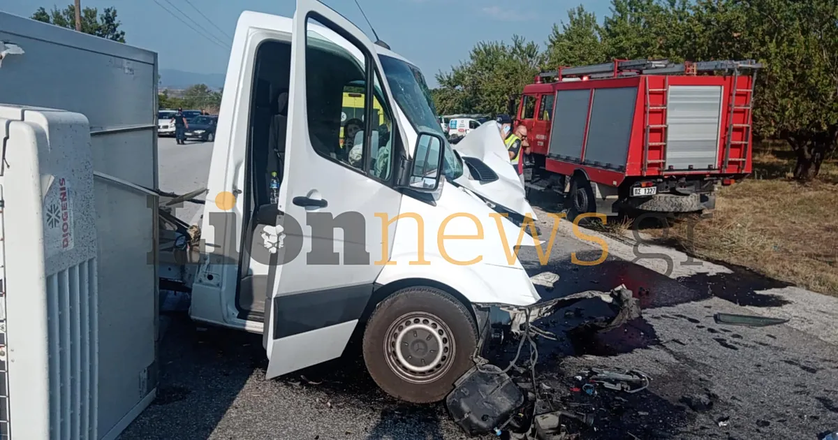 Συντρίμμια οχημάτων μετά από τροχαίο δυστύχημα στις Σέρρες