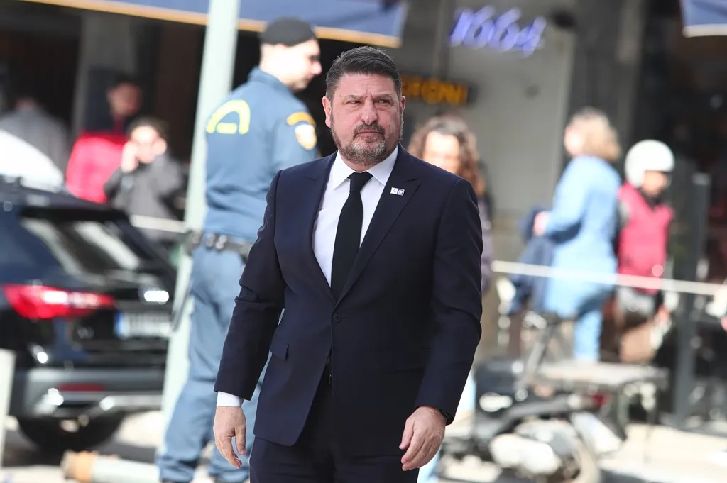 Αγρότης σε χωράφι ρυζιού, ενισχύσεις ΑΑΔΕ σε παραγωγούς