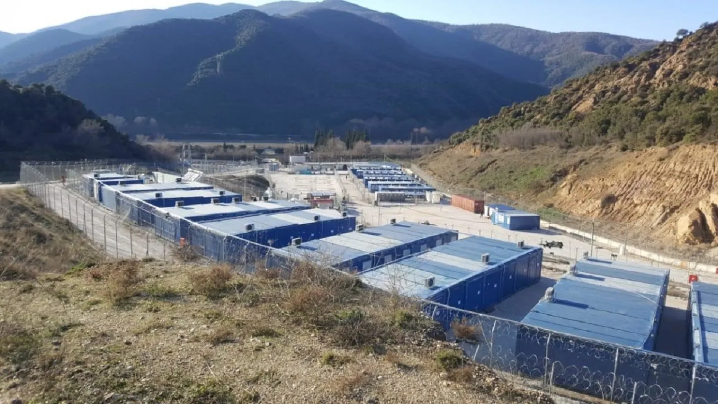 Αστυνομικές δυνάμεις έξω από τη Δομή Φιλοξενίας Μεταναστών στη Σιντική Σερρών