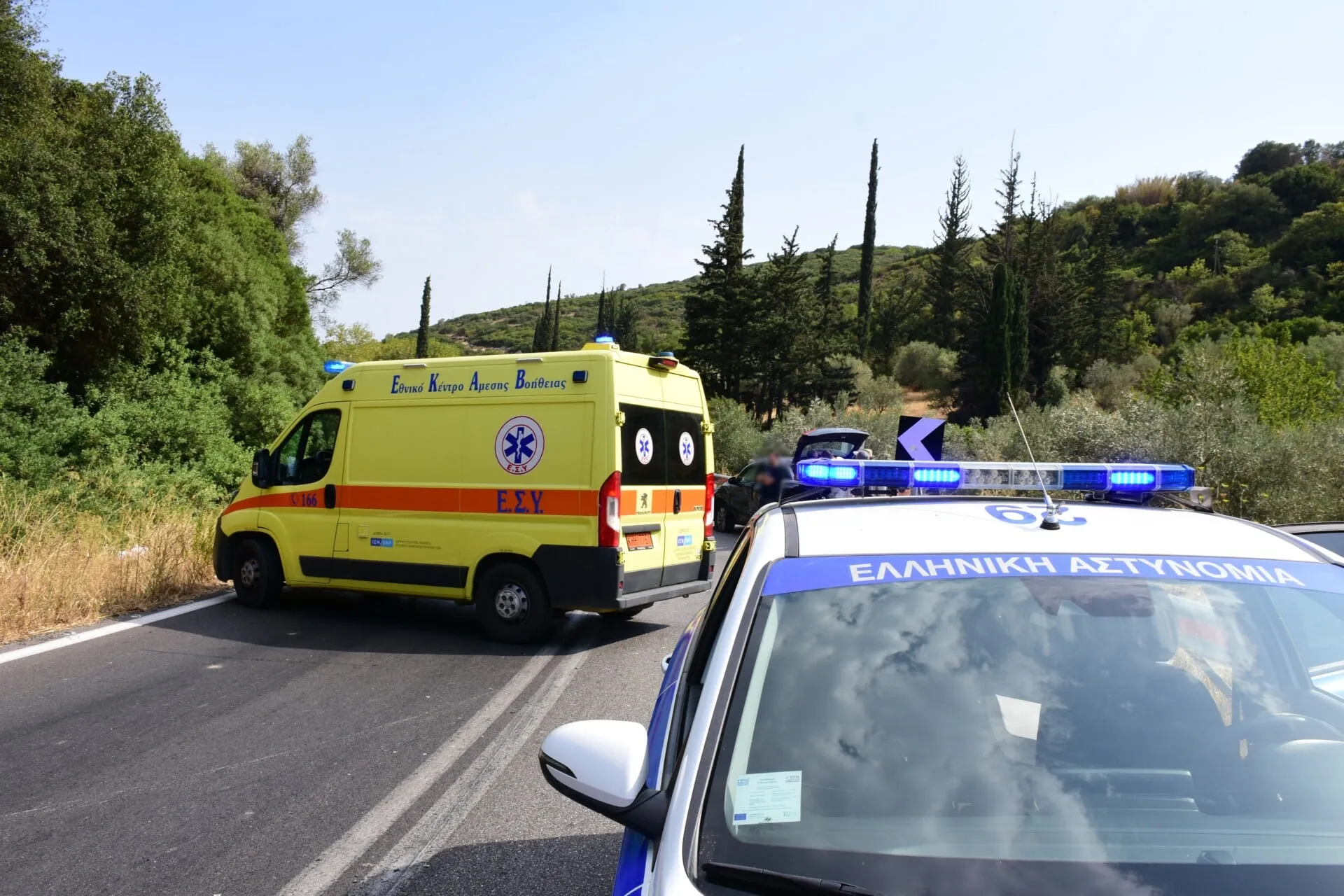 Ασθενοφόρο και αστυνομία στο σημείο τροχαίου στο Κορωπί