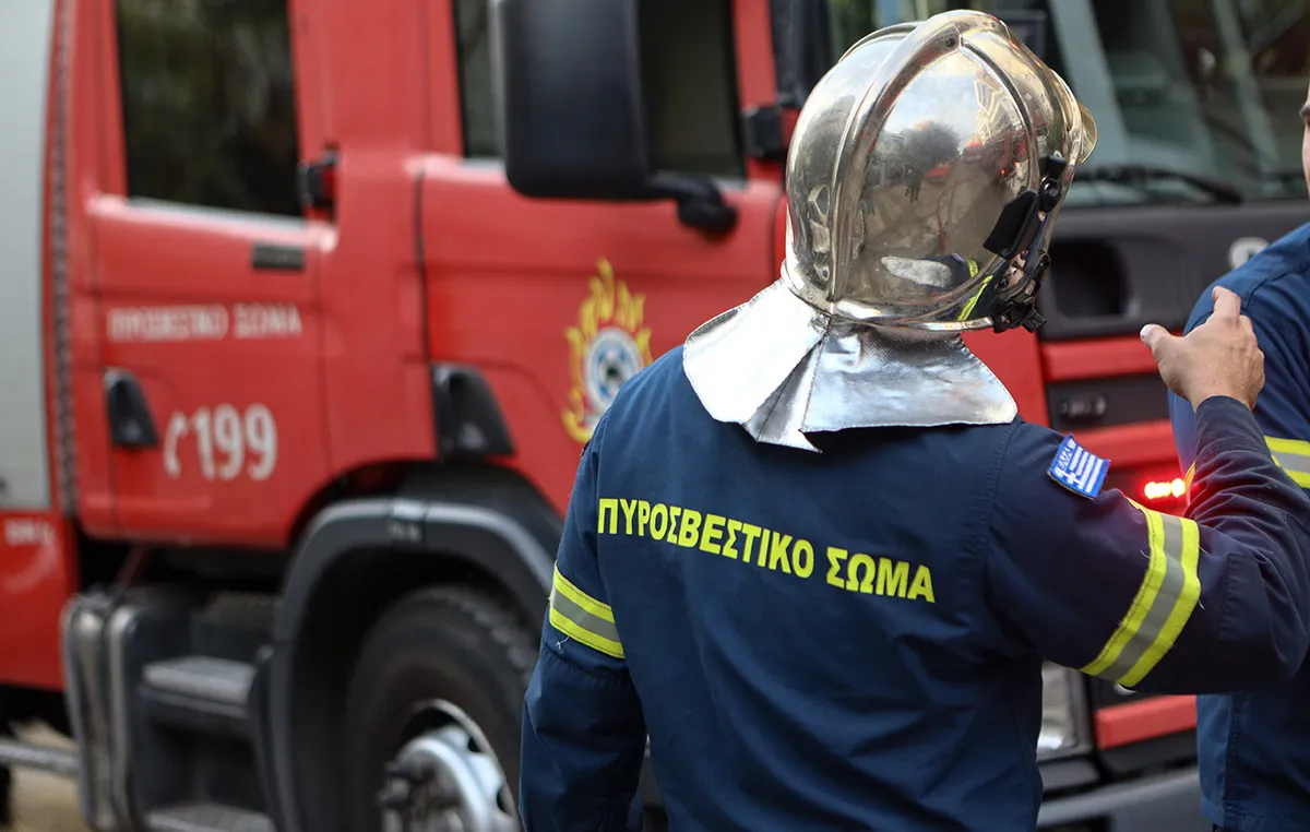 Πυροσβέστες επιχειρούν σε φωτιά στη Μελενίκου Θεσσαλονίκη