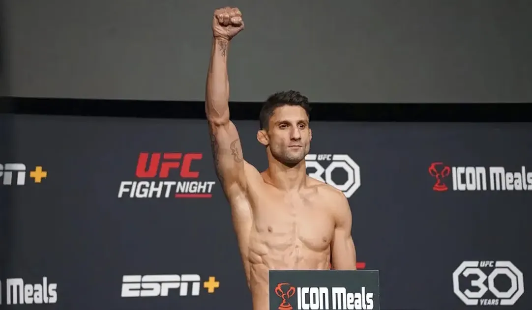 Ο Άλαν Νασιμέντο αθλητής του UFC σε αγώνα flyweight