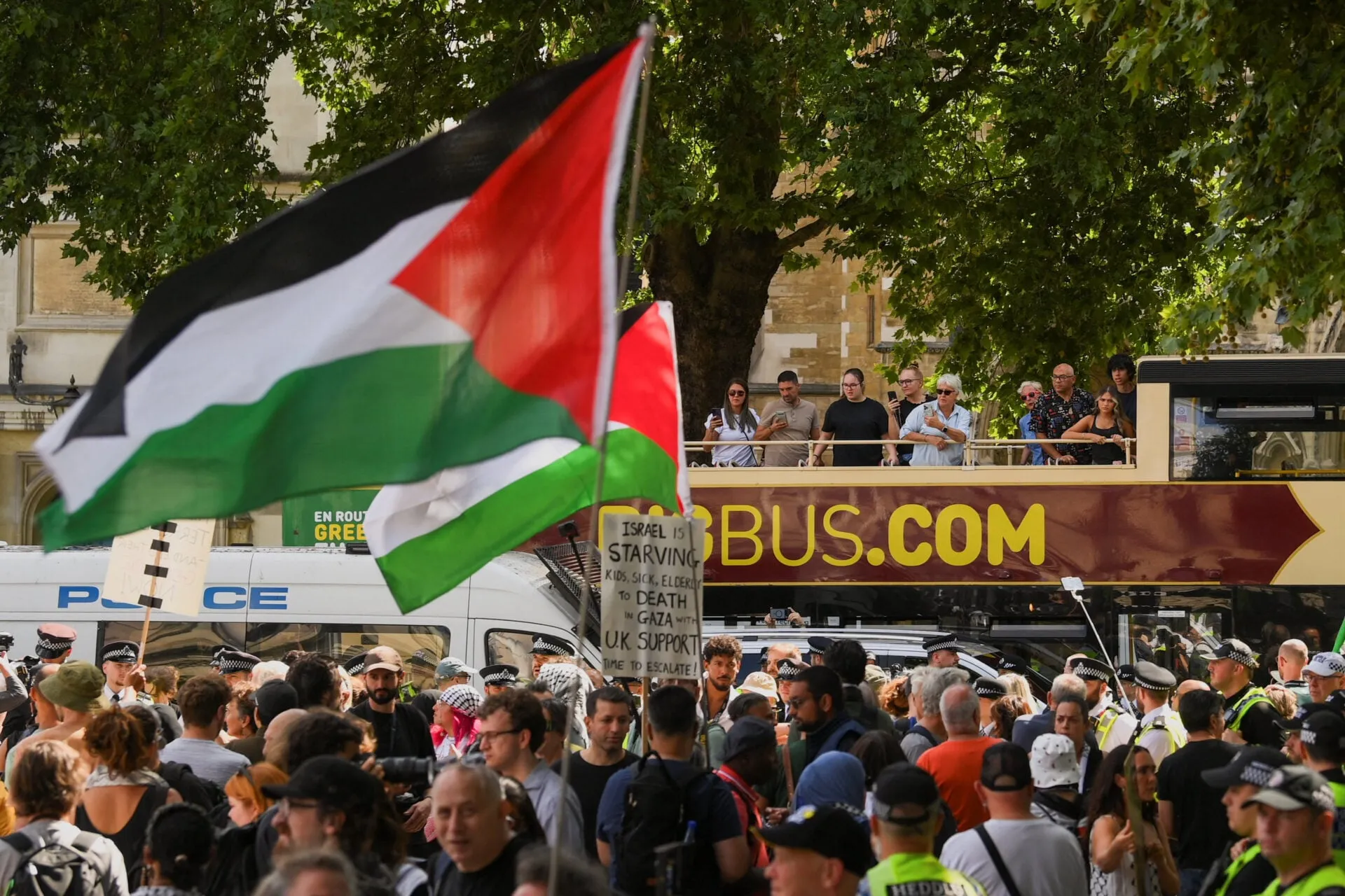 Διαμαρτυρία μελών της Palestine Action στη Βρετανία