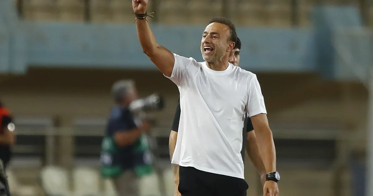 Ο Χρήστος Κόντης πανηγυρίζει την κατάκτηση του Super Cup με τον ΟΦΗ