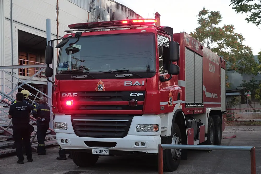 Πυροσβέστες επιχειρούν σε πυρκαγιά στη Σκύρο