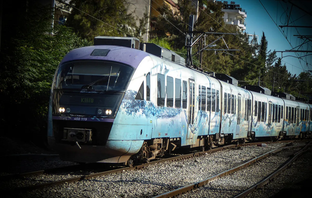 Τρένο της Hellenic Train σε σιδηροδρομικό σταθμό