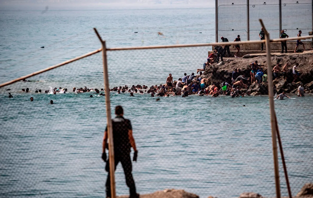 Σύνορα Μαρόκου Ισπανίας στη Θέουτα με αστυνομία