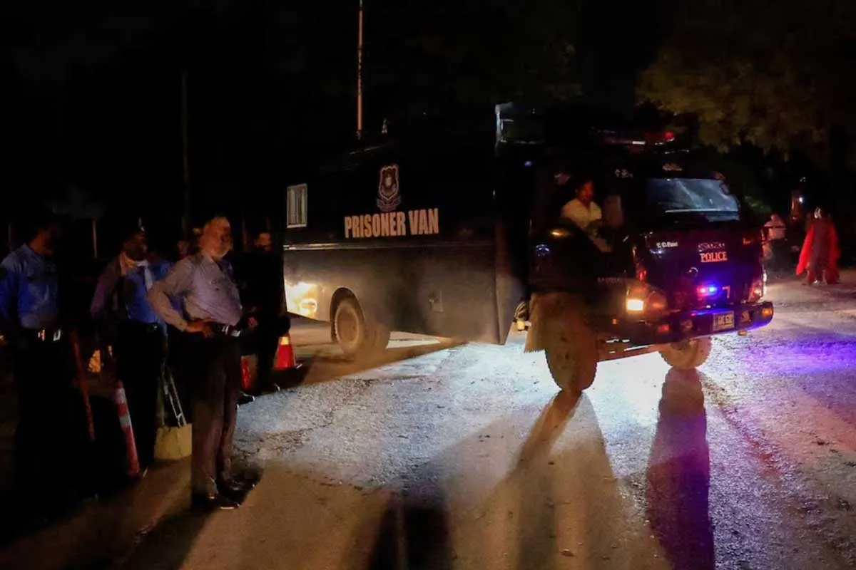 Ο Ιμράν Χαν μεταφέρεται στο νοσοκομείο Shifa στην Ισλαμαμπάντ