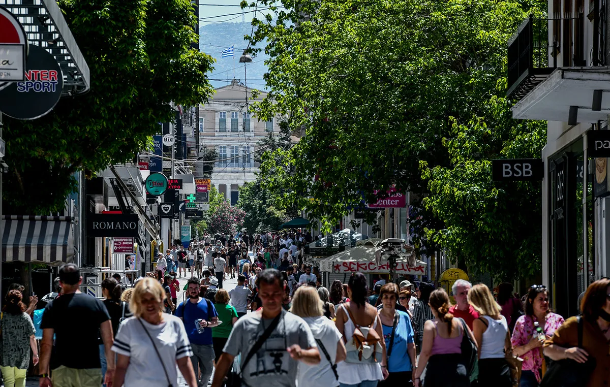 Συνταξιούχος ελέγχει ενημερωτικό σημείωμα σύνταξης ΕΦΚΑ