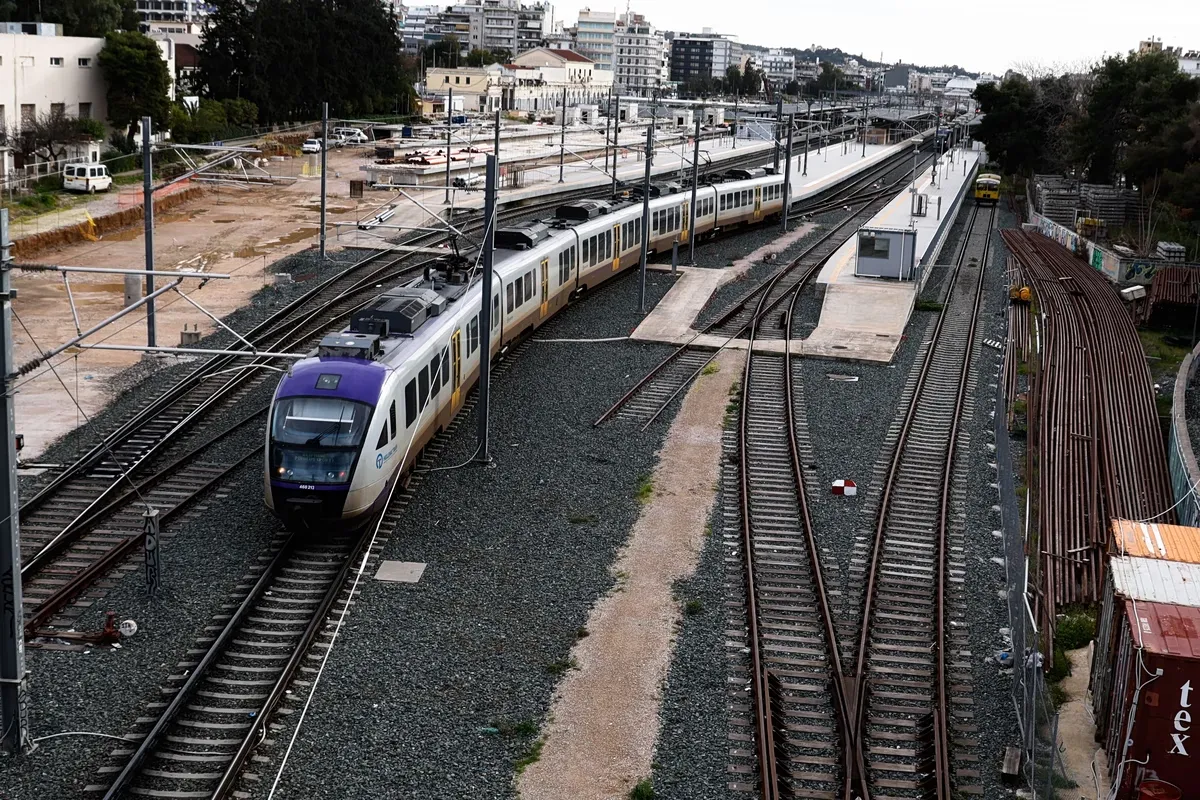 Τρένο του Προαστιακού σε σταθμό κοντά στον Ασπρόπυργο