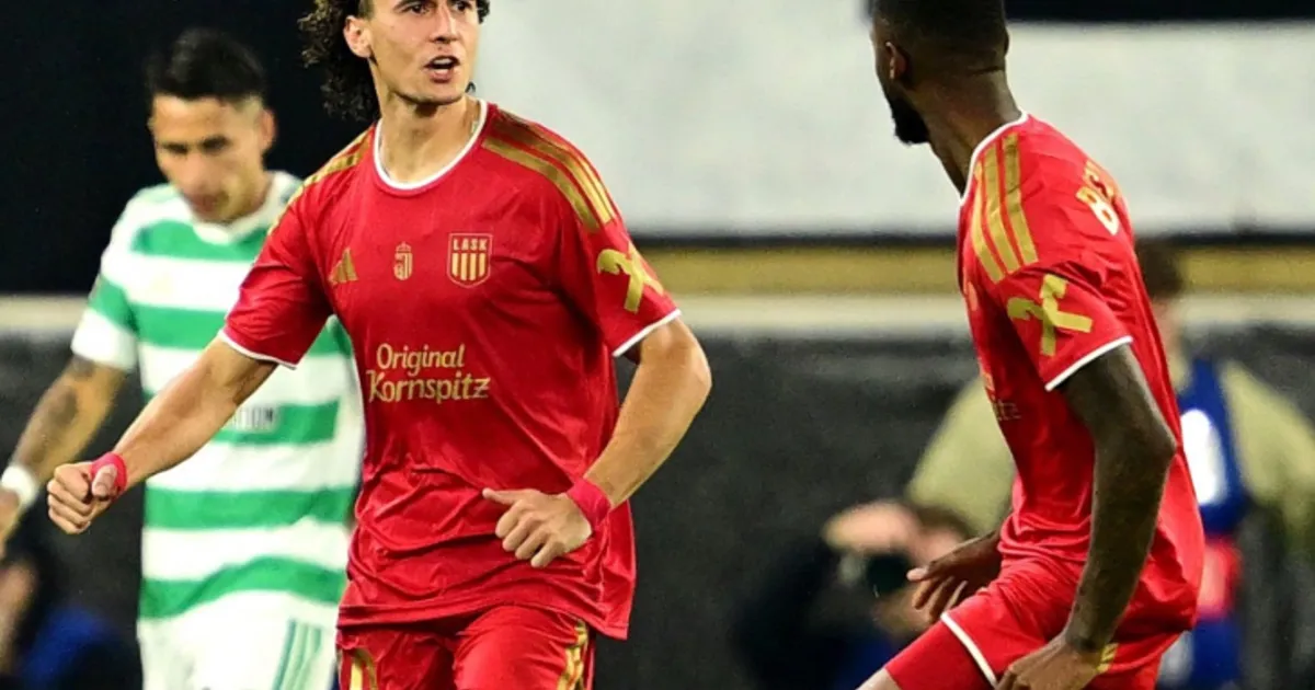Παίκτες πανηγυρίζουν πρόκριση στο Champions League